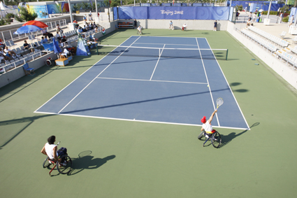 Competición de tenis en silla de ruedas