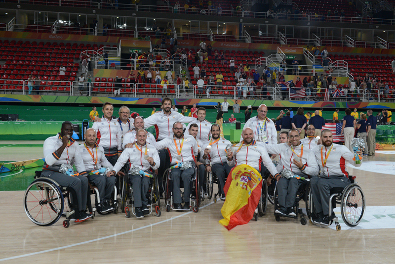 La selección española de baloncesto en silla de ruedas con su medalla de plata en Río 2016.