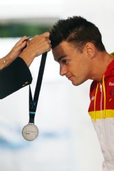 Jos Antonio Mar recibe su medalla de plata de los 50 metros libre (S9), del Campeonato del Mundo de Natacin Paralmpica en Montreal, Canad.