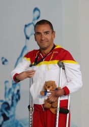 Miguel ngel Martnez con la medalla de plata de los 50 metros espalda (S3), del Campeonato del Mundo de Natacin Paralmpica en Montreal, Canad.
