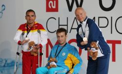 Miguel ngel Martnez con la plata de los 50 metros espalda (S3), del Campeonato del Mundo de Natacin Paralmpica en Montreal, Canad.