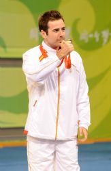 lvaro Valera con la medalla de bronce en categora individual.