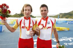 Christien Venge y David Llaurad con la medalla de oro en la contrarreloj en carretera.