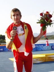 Roberto Alcaide con la medalla de bronce de la contrarreloj en carretera.