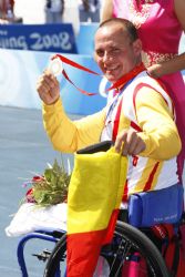 Vicente Arzo con la medalla de plata de contrarreloj en carretera.