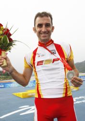 Javier Ochoa con la medalla de plata en la prueba de fondo en carretera.
