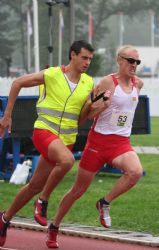 Luis Bullido y su gua, en el Mundial de Atletismo de Assen 2006.