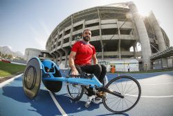 Jorge Madera mostrando su silla de atletismo.