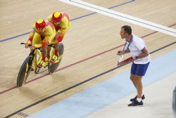El ciclista Ignacio vila, junto al deportista de apoyo Joan Font, durante la prueba de persecucin celebrada la primera jornada de los Juegos Paralmpicos de Rio 2016.