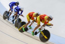 Carlos Gonzlez y Noel Martn (deportista de apoyo) compiten con el tndem italiano de persecucin en pista de la clase MB durante la primera jornada de ciclismo de los Juegos Paralmpicos de Rio 2016