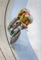 Carlos Gonzlez y Noel Martn (deportista de apoyo), durante su participacin en la prueba de persecucin de ciclismo celebrada en la primera jornada de los Juegos Paralmpicos de Rio 2016.