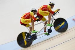 Carlos Gonzlez y Noel Martn (deportista de apoyo) durante su participacin en la prueba de persecucin clase MB de ciclismo celebrada en la primera jornada de los Juegos Paralmpicos de Rio 2016