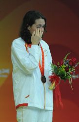 Dborah Font con la medalla de bronce en los 50 metros libre.