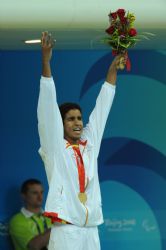 Enhamed Enhamed con la medalla de oro en los 50 metros libre.