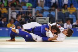 Mnica Merenciano trabaja una accin de suelo durante la competicin de judo hasta 57 kilos de los Juegos Paralmpicos de Rio 2016