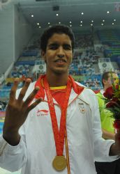 Enhamed Enhamed con la medalla de oro en los 50 metros libre.