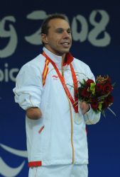 Xavi Torres con la medalla de plata en la prueba de 150 estilos.