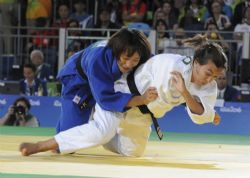 Momento del combate entre la judoka valenciana Mnica Merenciano y la japonesa Hirose Junko en la lucha por la medalla de bronce, que se acab llevando la japonesa.