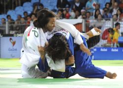 Mnica Merenciano y la japonesa Hirose Junko, en un momento del combate por el bronce de la competicin de judo hasta 57 kilos de los Juegos Paralmpicos de Rio 2016