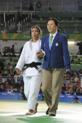 Una juez rbitro acompaa a Mnica Merenciano tras su combate frente a la japonesa Hirose Junko.