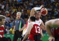 Asier Garca trata de controlar un baln durante el Espaa-Canad (80-46) de la primera jornada de BSR en los Juegos Paralmpicos de Rio 2016