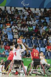Amadou Diallo (10) intercepta un pase de un jugador japons en el partido de baloncesto entre Japn y Espaa (39-55)