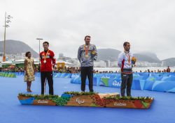 El deportista almeriense Jairo Ruiz, en el tercer cajn del podio de la prueba de triatlon de los Juegos Paralmpicos de Rio 2016