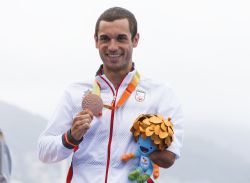 Jairo Ruiz muestra la medalla de bronce obtenida en la prueba de triatlon, categora PT4, de los Juegos Paralmpicos de Rio 2016
