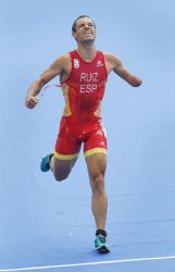 El almeriense Jairo Ruiz cruza la meta del triatln paralmpico en el que finaliz en tercer lugar y obtuvo la medalla de bronce
