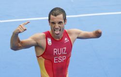 Jairo Ruiz celebra la medalla de bronce conseguida en el triatln paralmpico categora PT4