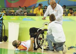 Los mecnicos operan sobre la silla de Jordi Ruiz (11) en un momento del Espaa-Turqua (65-68) de la tercera jornada de la competicin paralmpica de BSR