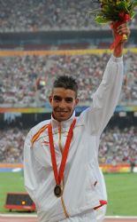 Abderraman Ait con la medalla de bronce en los 800 metros.