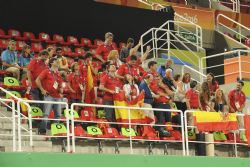 Aficionados espaoles animan a la seleccin de baloncesto durante el Espaa-Australia (75-64)