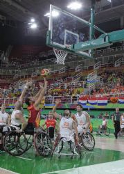 Alejandro Zarzuela (9) lanza a canasta en una accin del partido de baloncesto que enfrent a Holanda y Espaa (48-66) en la quinta jornada del torneo paralmpico de baloncesto.