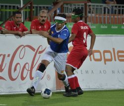 Un jugador espaol regatea a un mexicano en el partido Espaa-Mxico (1-0).