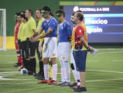 Los jugadores de Espaa y Mxico, junto a los rbitros, antes de comenzar el partido.