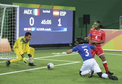 Un jugador espaol se cae en rea en el partido ante Mxico.
