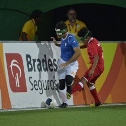 Dos jugadores disputan un baln en el partido Mxico-Espaa (0-1).