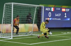 Un portero detiene un lanzamiento en el partido Mxico-Espaa (0-1).