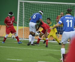 El espaol Adolfo pugna ante varios jugadores rivales en el partido Mxico-Espaa (0-1).