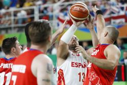 Asier Garca lanza a canasta ante la oposicin de un rival en el partido de semifinales del torneo paralmpico de baloncesto que Espaa disput con Gran Bretaa (69-63)