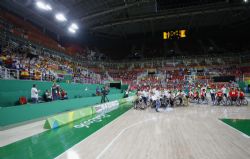 Los jugadores de la seleccin espaola de baloncesto se abrazan tras lograr el pase a la gran final de los Juegos Paralmpicos al derrotar a Gran Bretaa por 69-63