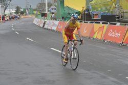 Amador Granados Alkorta en la final de ciclismo en ruta de los JJPP de Ro que no termin