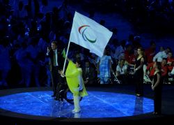 El alcalde de Ro de Janeiro entrega la bandera paralmpica a la alcaldesa de Tokio durante la ceremonia de clausura de los Juegos Paralmpicos de Ro 2016.