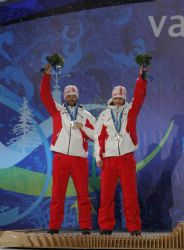 Jon Santacana y Miguel Galindo reciben la medalla de plata en eslalon.