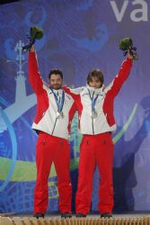 Jon Santacana y Miguel Galindo reciben su medalla en eslalon gigante.