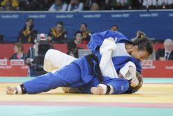 Monica Merenciano, luchando contra la judoka francesa Marion Coadou.