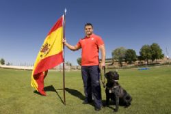 David Casinos y su perro-gua, con la bandera de Espaa.
