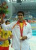 Enhamed Enhamed con la medalla de oro de 100 metros mariposa.