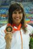 Esther Morales con la medalla de bronce en los 100 metros espalda.